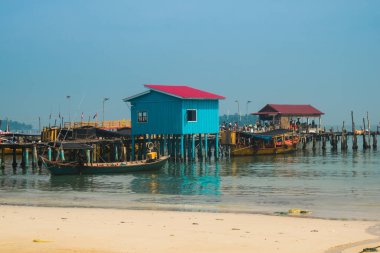 Koh Rong, Kamboçya, 24 Ocak 2025 Koh Touch sokakları, Koh Rong 'un ana turizm bölgesi. Plaj barlarla, restoranlarla, gece kulüpleriyle, misafir evleriyle, bungalovlarla ve hareketli müzik festivalleriyle dolu..