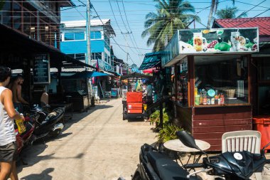 Koh Rong, Kamboçya, 24 Ocak 2025 Koh Touch sokakları, Koh Rong 'un ana turizm bölgesi. Plaj barlarla, restoranlarla, gece kulüpleriyle, misafir evleriyle, bungalovlarla ve hareketli müzik festivalleriyle dolu..