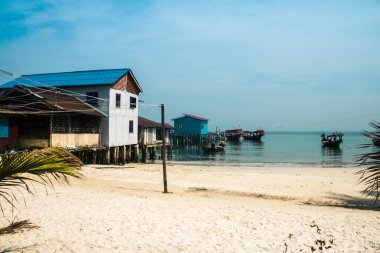 Koh Rong, Kamboçya, 24 Ocak 2025 Koh Touch sokakları, Koh Rong 'un ana turizm bölgesi. Plaj barlarla, restoranlarla, gece kulüpleriyle, misafir evleriyle, bungalovlarla ve hareketli müzik festivalleriyle dolu..