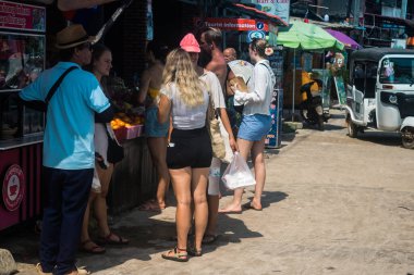 Koh Rong, Kamboçya, 24 Ocak 2025 Koh Touch sokakları, Koh Rong 'un ana turizm bölgesi. Plaj barlarla, restoranlarla, gece kulüpleriyle, misafir evleriyle, bungalovlarla ve hareketli müzik festivalleriyle dolu..