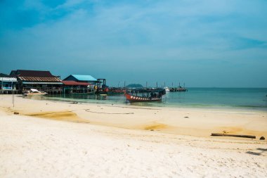 Koh Rong, Kamboçya, 24 Ocak 2025 Koh Touch sokakları, Koh Rong 'un ana turizm bölgesi. Plaj barlarla, restoranlarla, gece kulüpleriyle, misafir evleriyle, bungalovlarla ve hareketli müzik festivalleriyle dolu..