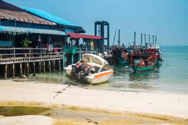 Koh Rong, Kamboçya, 24 Ocak 2025 Koh Touch sokakları, Koh Rong 'un ana turizm bölgesi. Plaj barlarla, restoranlarla, gece kulüpleriyle, misafir evleriyle, bungalovlarla ve hareketli müzik festivalleriyle dolu..