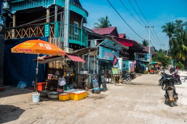 Koh Rong, Kamboçya, 24 Ocak 2025 Koh Touch sokakları, Koh Rong 'un ana turizm bölgesi. Plaj barlarla, restoranlarla, gece kulüpleriyle, misafir evleriyle, bungalovlarla ve hareketli müzik festivalleriyle dolu..