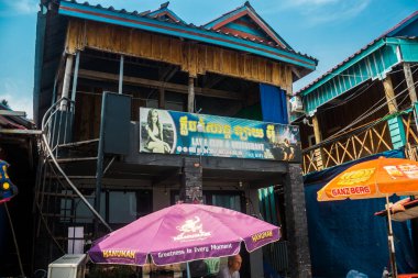 Koh Rong, Kamboçya, 24 Ocak 2025 Koh Touch sokakları, Koh Rong 'un ana turizm bölgesi. Plaj barlarla, restoranlarla, gece kulüpleriyle, misafir evleriyle, bungalovlarla ve hareketli müzik festivalleriyle dolu..