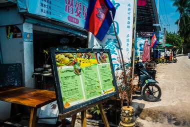 Koh Rong, Kamboçya, 24 Ocak 2025 Koh Touch sokakları, Koh Rong 'un ana turizm bölgesi. Plaj barlarla, restoranlarla, gece kulüpleriyle, misafir evleriyle, bungalovlarla ve hareketli müzik festivalleriyle dolu..