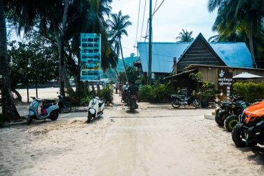 Koh Rong, Kamboçya, 24 Ocak 2025 Koh Touch sokakları, Koh Rong 'un ana turizm bölgesi. Plaj barlarla, restoranlarla, gece kulüpleriyle, misafir evleriyle, bungalovlarla ve hareketli müzik festivalleriyle dolu..