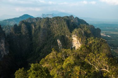 Krabi, Tayland, 15 Ocak 2025 Wat Tham Suea, Krabi 'de bulunan bir Budist tapınağı. Budizm, Tayland 'da yaygın bir dindir. Devlet Budizmi destekliyor ve dini özgürlüğü garanti ediyor.