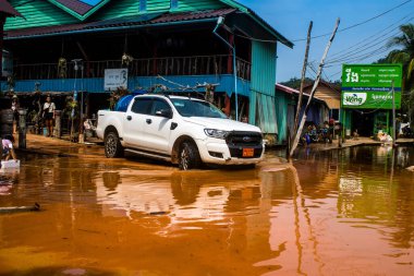 Preak Şvay Köyü, Koh Rong Adası, Kamboçya, 28 Ocak 2025 Köyün ana caddesi yıllık yüksek gelgitler nedeniyle sular altında. Görüş mesafesi sınırlı olduğu için insanlar dikkatli sürüyor..