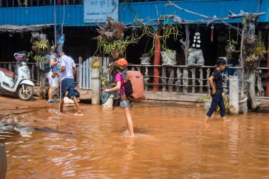 Preak Şvay Köyü, Koh Rong Adası, Kamboçya, 28 Ocak 2025 Köyün ana caddesi yıllık yüksek gelgitler nedeniyle sular altında. Turistler, ayaklarını suya sokarak karşıya geçmek zorundalar..