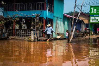 Preak Şvay Köyü, Koh Rong Adası, Kamboçya, 28 Ocak 2025 Köyün ana caddesi yıllık yüksek gelgitler nedeniyle sular altında. Mahalle sakinlerinin ayakları suyun içindeyken karşıya geçmeleri gerekiyor..
