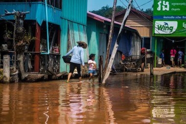 Preak Şvay Köyü, Koh Rong Adası, Kamboçya, 28 Ocak 2025 Köyün ana caddesi yıllık yüksek gelgitler nedeniyle sular altında. Mahalle sakinlerinin ayakları suyun içindeyken karşıya geçmeleri gerekiyor..