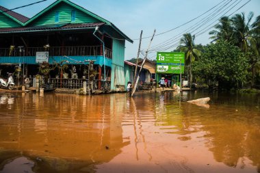 Preak Şvay Köyü, Koh Rong Adası, Kamboçya, 28 Ocak 2025 Köyün ana caddesi yıllık yüksek gelgitler nedeniyle sular altında. Mahalle sakinlerinin ayakları suyun içindeyken karşıya geçmeleri gerekiyor..