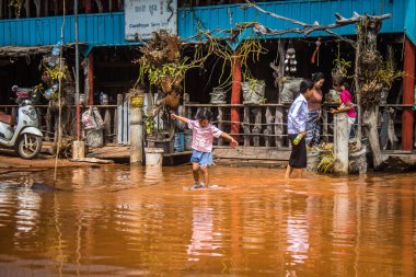Preak Şvay Köyü, Koh Rong Adası, Kamboçya, 28 Ocak 2025 Köyün ana caddesi yıllık yüksek gelgitler nedeniyle sular altında. Çocuklar durumdan memnun görünüyorlar ve suyu seviyorlar..