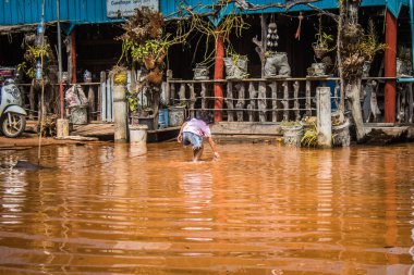 Preak Şvay Köyü, Koh Rong Adası, Kamboçya, 28 Ocak 2025 Köyün ana caddesi yıllık yüksek gelgitler nedeniyle sular altında. Çocuklar durumdan memnun görünüyorlar ve suyu seviyorlar..