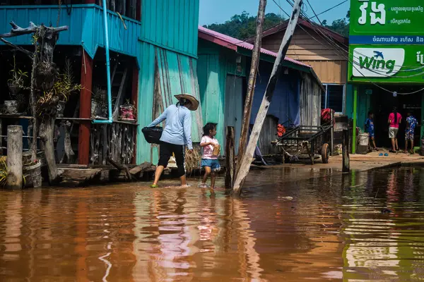 Preak Şvay Köyü, Koh Rong Adası, Kamboçya, 28 Ocak 2025 Köyün ana caddesi yıllık yüksek gelgitler nedeniyle sular altında. Mahalle sakinlerinin ayakları suyun içindeyken karşıya geçmeleri gerekiyor..