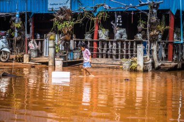 Preak Şvay Köyü, Koh Rong Adası, Kamboçya, 28 Ocak 2025 Köyün ana caddesi yıllık yüksek gelgitler nedeniyle sular altında. Çocuklar durumdan memnun görünüyorlar ve suyu seviyorlar..