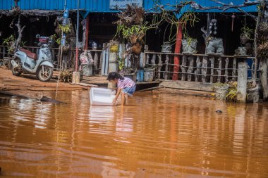 Preak Şvay Köyü, Koh Rong Adası, Kamboçya, 28 Ocak 2025 Köyün ana caddesi yıllık yüksek gelgitler nedeniyle sular altında. Çocuklar durumdan memnun görünüyorlar ve suyu seviyorlar..