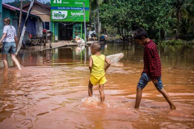 Preak Şvay Köyü, Koh Rong Adası, Kamboçya, 28 Ocak 2025 Köyün ana caddesi yıllık yüksek gelgitler nedeniyle sular altında. Çocuklar durumdan memnun görünüyorlar ve suyu seviyorlar..