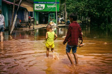 Preak Şvay Köyü, Koh Rong Adası, Kamboçya, 28 Ocak 2025 Köyün ana caddesi yıllık yüksek gelgitler nedeniyle sular altında. Çocuklar durumdan memnun görünüyorlar ve suyu seviyorlar..
