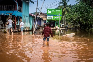 Preak Şvay Köyü, Koh Rong Adası, Kamboçya, 28 Ocak 2025 Köyün ana caddesi yıllık yüksek gelgitler nedeniyle sular altında. Çocuklar durumdan memnun görünüyorlar ve suyu seviyorlar..