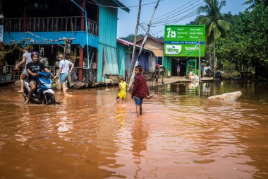 Preak Şvay Köyü, Koh Rong Adası, Kamboçya, 28 Ocak 2025 Köyün ana caddesi yıllık yüksek gelgitler nedeniyle sular altında. Çocuklar durumdan memnun görünüyorlar ve suyu seviyorlar..