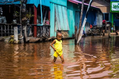 Preak Şvay Köyü, Koh Rong Adası, Kamboçya, 28 Ocak 2025 Köyün ana caddesi yıllık yüksek gelgitler nedeniyle sular altında. Çocuklar durumdan memnun görünüyorlar ve suyu seviyorlar..