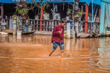 Preak Şvay Köyü, Koh Rong Adası, Kamboçya, 28 Ocak 2025 Köyün ana caddesi yıllık yüksek gelgitler nedeniyle sular altında. Çocuklar durumdan memnun görünüyorlar ve suyu seviyorlar..