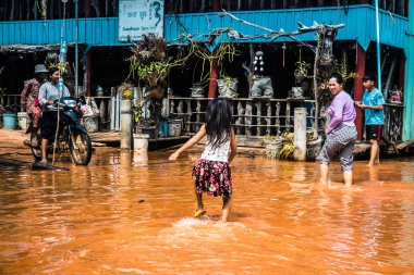 Preak Şvay Köyü, Koh Rong Adası, Kamboçya, 28 Ocak 2025 Köyün ana caddesi yıllık yüksek gelgitler nedeniyle sular altında. Çocuklar durumdan memnun görünüyorlar ve suyu seviyorlar..