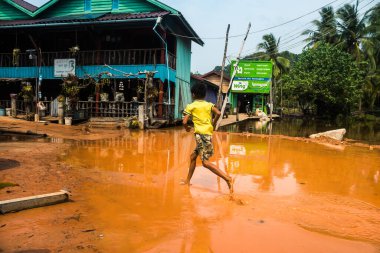 Preak Şvay Köyü, Koh Rong Adası, Kamboçya, 28 Ocak 2025 Köyün ana caddesi yıllık yüksek gelgitler nedeniyle sular altında. Çocuklar durumdan memnun görünüyorlar ve suyu seviyorlar..
