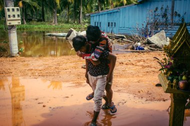 Preak Şvay Köyü, Koh Rong Adası, Kamboçya, 28 Ocak 2025 Köyün ana caddesi yıllık yüksek gelgitler nedeniyle sular altında. Çocuklar durumdan memnun görünüyorlar ve suyu seviyorlar..