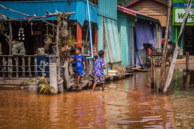 Preak Şvay Köyü, Koh Rong Adası, Kamboçya, 28 Ocak 2025 Köyün ana caddesi yıllık yüksek gelgitler nedeniyle sular altında. Çocuklar durumdan memnun görünüyorlar ve suyu seviyorlar..