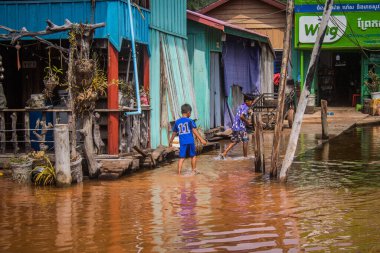 Preak Şvay Köyü, Koh Rong Adası, Kamboçya, 28 Ocak 2025 Köyün ana caddesi yıllık yüksek gelgitler nedeniyle sular altında. Çocuklar durumdan memnun görünüyorlar ve suyu seviyorlar..