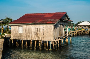 Preak Svay, Koh Rong Adası, Kamboçya, 30 Ocak 2025 Daily Life adanın kuzeyinde bulunan otantik yüzen bir Khmer balıkçı köyünde. Nüfusun ana faaliyeti balıkçılıktır..