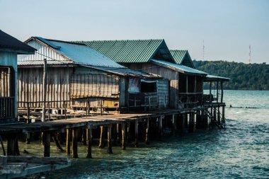 Preak Svay, Koh Rong Adası, Kamboçya, 30 Ocak 2025 Daily Life adanın kuzeyinde bulunan otantik yüzen bir Khmer balıkçı köyünde. Nüfusun ana faaliyeti balıkçılıktır..