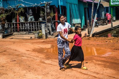 Preak Svay, Koh Rong Adası, Kamboçya, 30 Ocak 2025 Daily Life adanın kuzeyinde bulunan otantik yüzen bir Khmer balıkçı köyünde. Nüfusun ana faaliyeti balıkçılıktır..