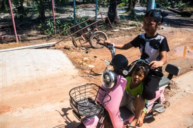 Preak Svay, Koh Rong Adası, Kamboçya, 30 Ocak 2025 Daily Life adanın kuzeyinde bulunan otantik yüzen bir Khmer balıkçı köyünde. Nüfusun ana faaliyeti balıkçılıktır..