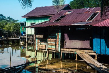 Preak Svay, Koh Rong Adası, Kamboçya, 30 Ocak 2025 Daily Life adanın kuzeyinde bulunan otantik yüzen bir Khmer balıkçı köyünde. Nüfusun ana faaliyeti balıkçılıktır..