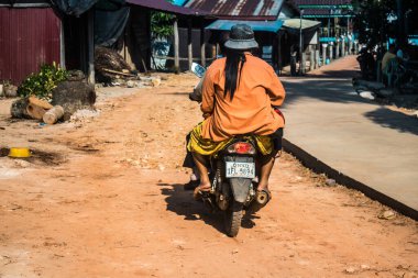Preak Svay, Koh Rong Adası, Kamboçya, 30 Ocak 2025 Daily Life adanın kuzeyinde bulunan otantik yüzen bir Khmer balıkçı köyünde. Nüfusun ana faaliyeti balıkçılıktır..