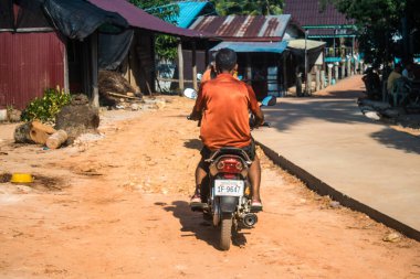 Preak Svay, Koh Rong Adası, Kamboçya, 30 Ocak 2025 Daily Life adanın kuzeyinde bulunan otantik yüzen bir Khmer balıkçı köyünde. Nüfusun ana faaliyeti balıkçılıktır..