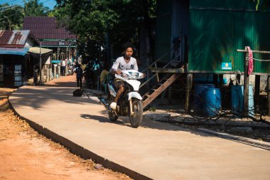Preak Svay, Koh Rong Adası, Kamboçya, 30 Ocak 2025 Daily Life adanın kuzeyinde bulunan otantik yüzen bir Khmer balıkçı köyünde. Nüfusun ana faaliyeti balıkçılıktır..