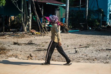 Preak Svay, Koh Rong Adası, Kamboçya, 30 Ocak 2025 Daily Life adanın kuzeyinde bulunan otantik yüzen bir Khmer balıkçı köyünde. Nüfusun ana faaliyeti balıkçılıktır..