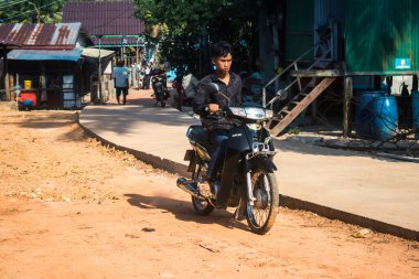 Preak Svay, Koh Rong Adası, Kamboçya, 30 Ocak 2025 Daily Life adanın kuzeyinde bulunan otantik yüzen bir Khmer balıkçı köyünde. Nüfusun ana faaliyeti balıkçılıktır..