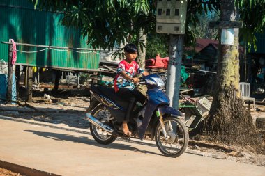 Preak Svay, Koh Rong Adası, Kamboçya, 30 Ocak 2025 Daily Life adanın kuzeyinde bulunan otantik yüzen bir Khmer balıkçı köyünde. Nüfusun ana faaliyeti balıkçılıktır..