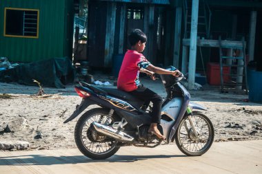 Preak Svay, Koh Rong Adası, Kamboçya, 30 Ocak 2025 Daily Life adanın kuzeyinde bulunan otantik yüzen bir Khmer balıkçı köyünde. Nüfusun ana faaliyeti balıkçılıktır..