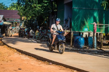 Preak Svay, Koh Rong Adası, Kamboçya, 30 Ocak 2025 Daily Life adanın kuzeyinde bulunan otantik yüzen bir Khmer balıkçı köyünde. Nüfusun ana faaliyeti balıkçılıktır..