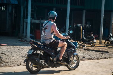 Preak Svay, Koh Rong Adası, Kamboçya, 30 Ocak 2025 Daily Life adanın kuzeyinde bulunan otantik yüzen bir Khmer balıkçı köyünde. Nüfusun ana faaliyeti balıkçılıktır..