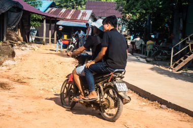 Preak Svay, Koh Rong Adası, Kamboçya, 30 Ocak 2025 Daily Life adanın kuzeyinde bulunan otantik yüzen bir Khmer balıkçı köyünde. Nüfusun ana faaliyeti balıkçılıktır..