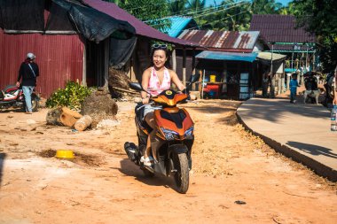 Preak Svay, Koh Rong Adası, Kamboçya, 30 Ocak 2025 Daily Life adanın kuzeyinde bulunan otantik yüzen bir Khmer balıkçı köyünde. Nüfusun ana faaliyeti balıkçılıktır..