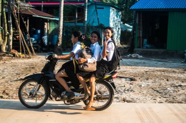 Preak Svay, Koh Rong Adası, Kamboçya, 30 Ocak 2025 Daily Life adanın kuzeyinde bulunan otantik yüzen bir Khmer balıkçı köyünde. Nüfusun ana faaliyeti balıkçılıktır..
