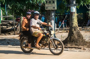 Preak Svay, Koh Rong Adası, Kamboçya, 30 Ocak 2025 Daily Life adanın kuzeyinde bulunan otantik yüzen bir Khmer balıkçı köyünde. Nüfusun ana faaliyeti balıkçılıktır..